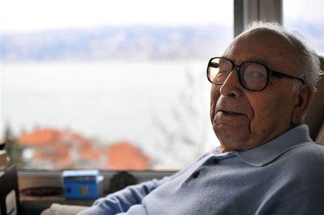 Nüfus cüzdanına ancak ilkokulda sahip olabilen Yaşar Kemal'in doğum tarihi kayıtlara 1926 olarak geçti. Yaşar Kemal, "romanlarının ülkesi" Çukurova'da, roman gibi bir çocukluk geçirdi.