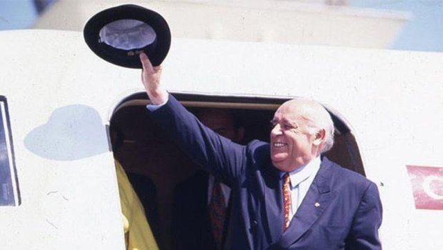 1 Kasım 1924'te Isparta'nın Atabey ilçesine bağlı İslamköy isimli köyünde dünyaya geline Demirel, Türk siyasetine damga vuran önemli isimlerden bir tanesi oldu.