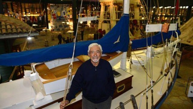 İstanbul'da 1928 yılında doğan Sadun Boro'nun çocukluk ve gençlik yılları Caddebostan ve Marmara kıyılarında geçti. Denizcilik hayatına önce sandalla başladı; liseye geçtiği yıllarda ilk yelkenli teknesine sahip oldu.