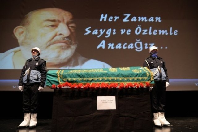 Tiyatronun usta oyuncusu Selçuk Uluergüven