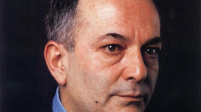 12 Mart 1971 darbesininden sonra, bir süre yurt dışında yaşamayı yeğledi. Fransa'da iki yıl tiyatro araştırmalarının ardından, Türkiye'ye dönüşünde, Muhsin Ertuğrul'un çağrısı üzerine, 1974'de yönetmen olarak İstanbul Şehir Tiyatroları'na katıldı.