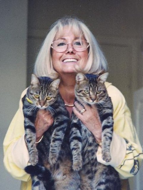 Maksim Gazinosu tarihinde, Zeki Müren'le yarışan tek kadın rakiptir. Platin rengi saçları, şık kostümleriyle kendisinden sonra yetişen şarkıcılara öncülük etti. Karekteristik hareketleri, sahnedeki büyük dehası daima ayakta alkışlandı.