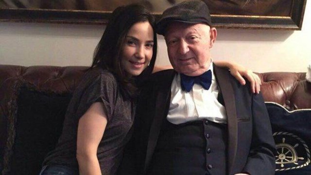 Sonrasında yine bir rekora imza atan Kayahan, 'Odalarda Işıksızım' albümünü çıkarması, başarısının göstergesi olduğundan gurur verici olmuştur.