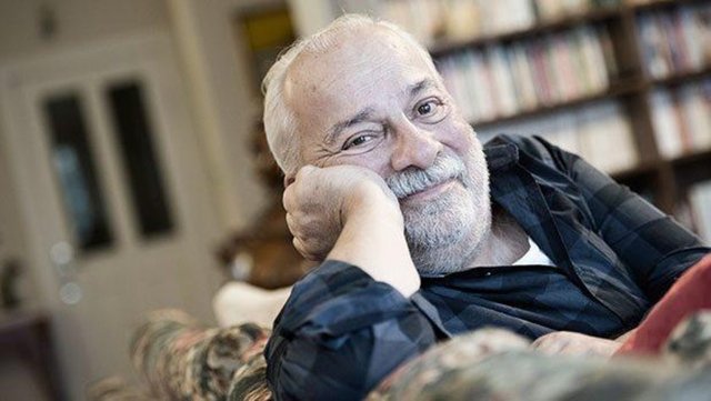 Çeşitli tiyatrolarda çalıştıktan sonra Devekuşu Kabare Tiyatrosu'nun kurucuları arasında yer aldı. Film çevirmeye 1973'ten sonra başladı.