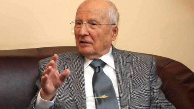 1949 yılında Harp Akademisi'ni bitiren Kenan Evren topçu subayı ve kurmay subay olarak silahlı kuvvetlerin çeşitli kademelerinde görev yaptı.