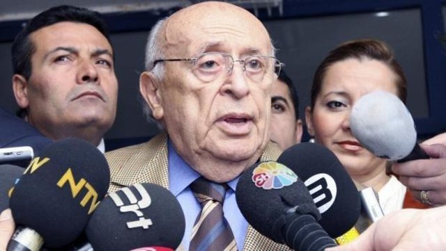 1965-1993 yılları arasında 10 yıl 5 ay süreyle Başbakanlık görevinde bulunan Süleyman Demirel, Cumhurbaşkanı Turgut Özal'ın kalp krizi geçirerek 1993 yılındaki ani ölümünden sonra 16 Mayıs 1993'de Türkiye'nin 9. Cumhurbaşkanı olmuştu.