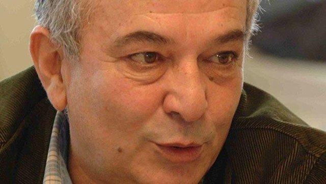 Başar Sabuncu, 1943 yılında İstanbul'da doğdu. 1961'de -ilk amatör tiyatro oyunculuğu deneyimleri yaşadığı Saint Joseph Lisesi'ni bitirdi. Bir süre Ankara Siyasal Bilgiler Fakültesi, sonra İstanbul Üniversitesi Fransız Dili ve Edebiyatı bölümünde sürdürdü