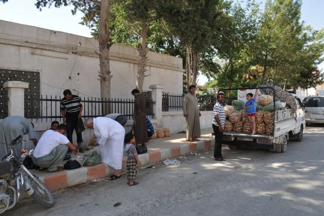 Kentte IŞİD sonrası en belirgin şey sokaktaki tezgâhlarda sigara satılabilmesi. Telabyad'daki korkuysa, IŞİD'in Kobani ve çevresindeki köylerde daha önce evlere kurduğu bombalı tuzakların benzerlerinin olabileceği ihtimali.