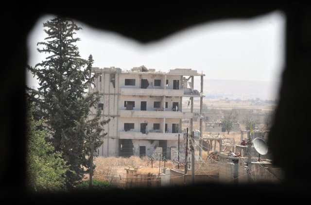 IŞİD kentte savaş boyunca 57 kez bomba yüklü araç patlatmış. Koalisyon uçaklarının da IŞİD mevzilerini bombaladığı Kobani'ye geri dönenler enkazda yaşam mücadelesi veriyor.