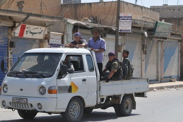 IŞİD'e ait pek çok belge ve evrak bulan YPG güçleri bu belgeleri kontrol ediyor.