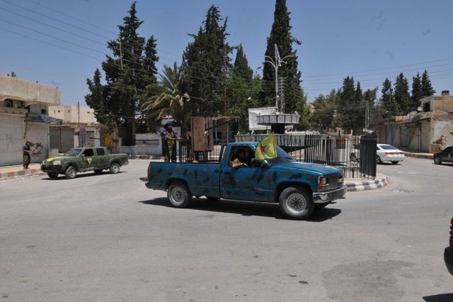"Erkek ve kadınlar dar, vücutlarını belli edecek kıyafet giyemez. Kadınlar mutlaka eldiven takmalı. Bir kadın yanında eşi, babası veya annesi yoksa doktora gidemez. Doktorla sadece şikâyetini anlatırken konuşabilir. Erkekler sakal bırakmalı."