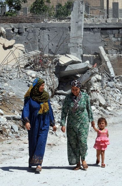 Özellikle kente mazot ve un getirilmesi Kobani'de yaşayanları mutlu etti. Kentte pek çok istasyonda uzun mazot kuyrukları oluştu.