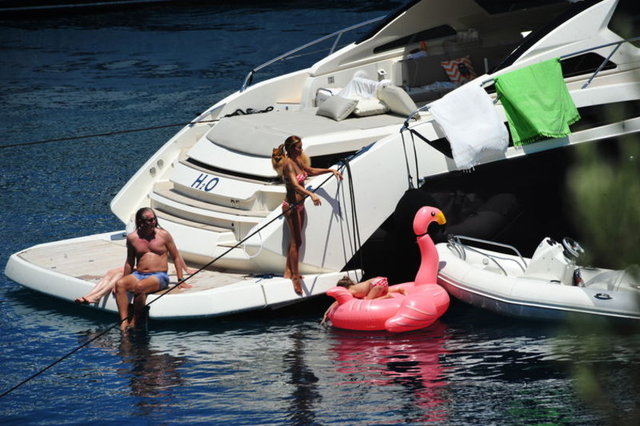 Kızları Su'nun adından esinlenerek H2O isimini verdikleri teknede kızıyla birlikte resim yapan ünlü sunucunun, bir ara midesi bulandı.
