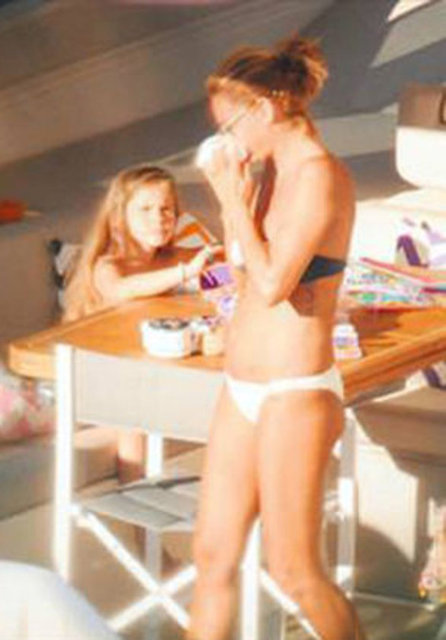 Mendille yüzünü silen Altuğ, ayağa kalkınca şiş karnı dikkat çekti. Pınar Altuğ'un bu hali "İkinci çocuğuna mı hamile?" sorusunu akıllara getirdi. (Günaydın)