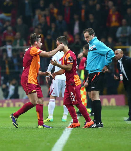 "Yeter artik. Haketmedigi kadar paralar kazandi. Galatasaray olmasa 2.ligde bile olamaz"