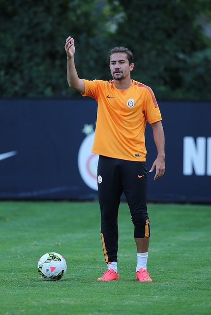 "Biz maaşımızdan ekmegımizden kesip kombine forma alıyoruz bu adamı istemiyoruz"