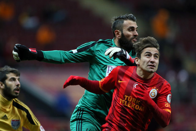 "Bu Aydın Yılmazın nereden torpili var Arkadaş Lincoln,kewell,baros,elmander,Nonda,Drogba gitti bu Aydın gidemedi."