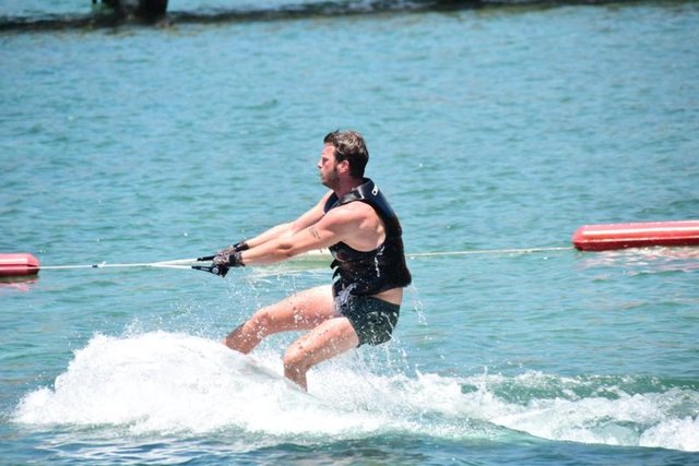 BİR SÜRE YALNIZ TATİL YAPACAK - Tatlıtuğ, wakeboard yaparken iki kez düşse de akrobatik hareketleriyle beğeni topladı.