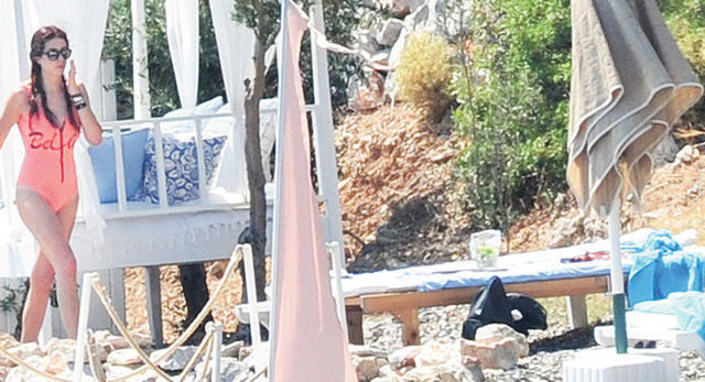 Dizer üzerinde isminin yazılı olduğu kendi tasarladığı özel mayosu ve kusursuz fiziğiyle objektiflere takıldı.