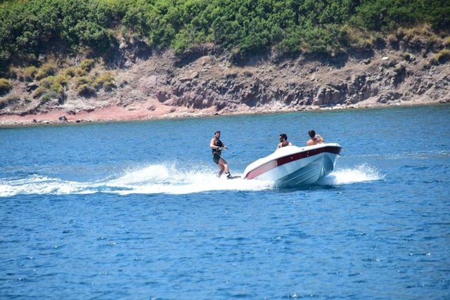 Tüm bakışların üzerine odaklandığı yakışıklı oyuncu, iş için Güney Afrika'ya giden sevgilisi Başak Dizer'in yokluğunda bir süre daha Bodrum'da yalnız tatil yapacak.