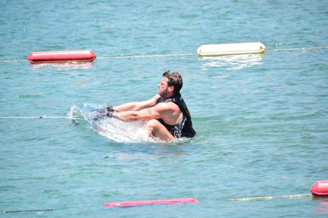 Sevgilisi Başak Dizer'le çıktığı Çeşme tatilinin ardından arkadaşı Berk Erçer'le Bodrum'a geçen oyuncu, önceki gün beach'te HT MAGAZİN objektiflerine takıldı.