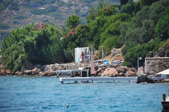 Saatlerce konuşmayan ve tartıştıkları öğrenilen çiftten yakışıklı oyuncu denize taş atarken Dizer locasında güneşlendi.