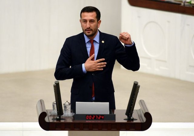 CHP'li vekil Ali Haydar Hakverdi'nin yemin sırasındaki hareketi ise çok ilgi çekti.