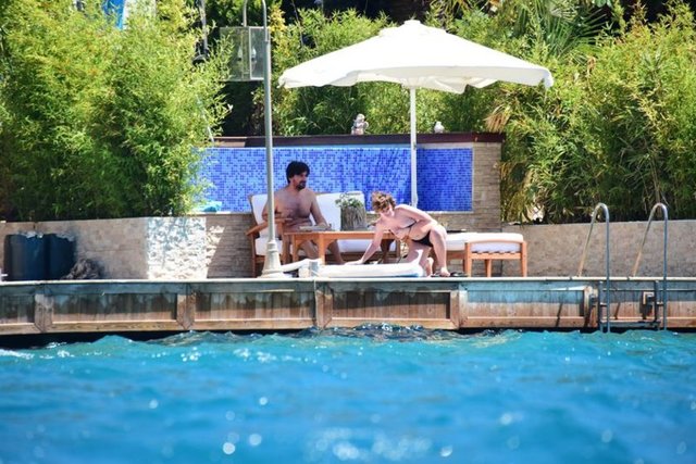 Güzel oyuncu, önceki gün görüntü yönetmeni sevgilisi Gökhan Tiryaki'yle çıktığı Bodrum tatilinde HT MAGAZİN objektiflerine takıldı.