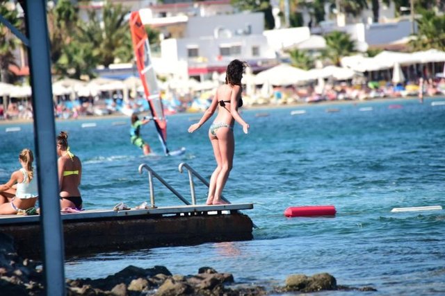 Nuri ALTUNTAŞ / HT MAGAZİN - Berrak Tüzünataç deniz sezonunu açtı! Tüzünataç, yakın dostu Özge Özpirinçci ve sevgilisi Burak Yamantürk ile Bitez Sarnıç Beach'te denize girdi.