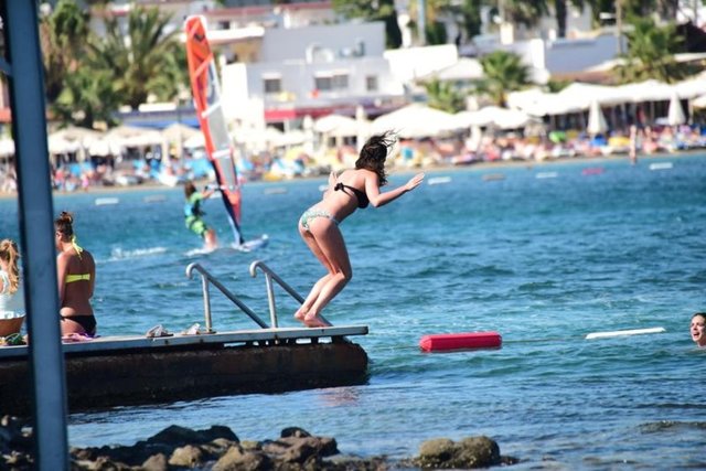 Önceki gün Bodrum'daki Bitez Sarnıç Beach'te deniz keyfi yapan oyuncu, fit vücudu ve estetik atlayışlarıyla bakışları üzerinde topladı.