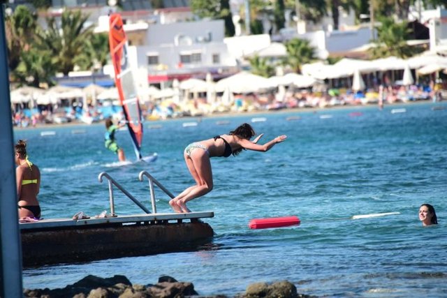 MUHABİRLERİ FARK ETTİ - Kendisini ustaca serin sulara bırakan Tüzünataç, uzun süre kulaç attı. Güzel oyuncu, görüntülendiğini fark edince de denizden çıkmadan önce iskelenin arka tarafına geçti.