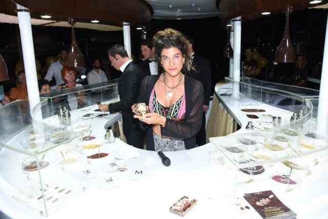 Hayranları ile fotoğraf çektirdikten sonra basın mensuplarının sorularını yanıtlayan Tüzünataç, bikinili görüntülenmekten kaçınan ünlülere nazire yaparak...