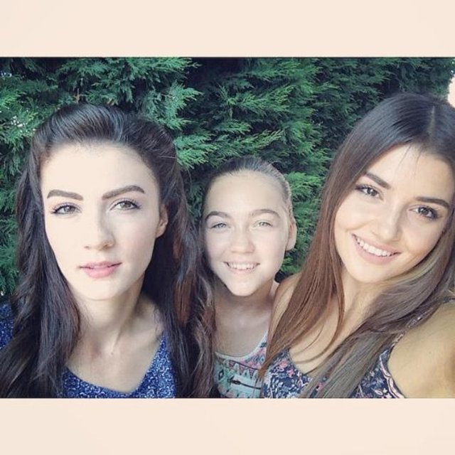 BURCU ÖZBERK - Üçümüz bir fidanın güller açan dalıyız