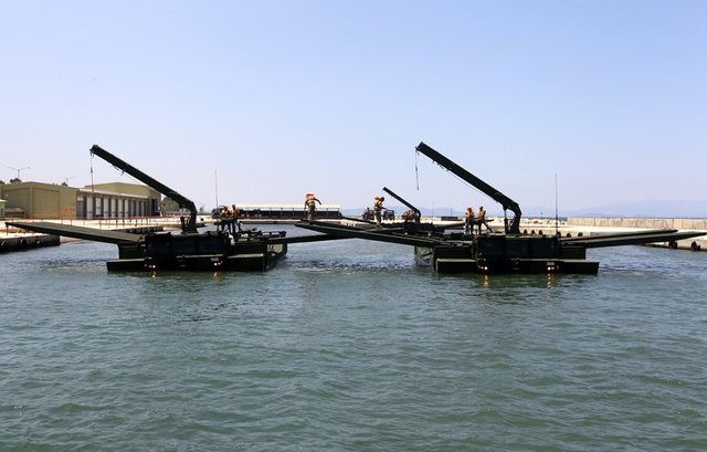Yaklaşık 13 metre uzunluğa, 4,1 metre yüksekliğe sahip, 36 ton ağırlığındaki Samur'un su aracına dönüşmesi sadece bir dakika sürüyor.