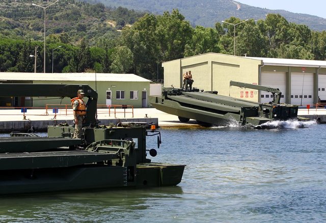 Üzerine aldığı yükle suda ilerleyebilme yeteneği dolayısıyla "Samur" olarak adlandırılan seyyar yüzücü hücum köprü aracı, muharebe sahasındaki su engellerini kolayca aşabiliyor, diğer birliklerin de hızlıca geçişini sağlıyor.