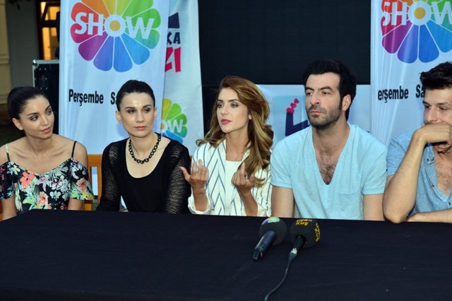 Dizi oyuncuları ilk bölümü birlikte izledi