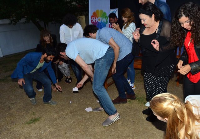 Dizi oyuncuları ilk bölümü birlikte izledi