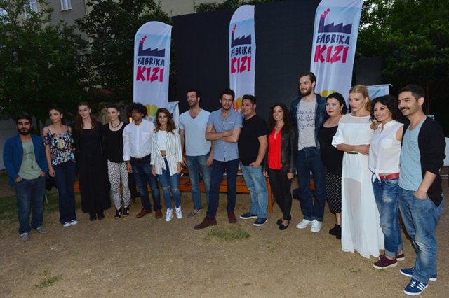 Dizi oyuncuları ilk bölümü birlikte izledi