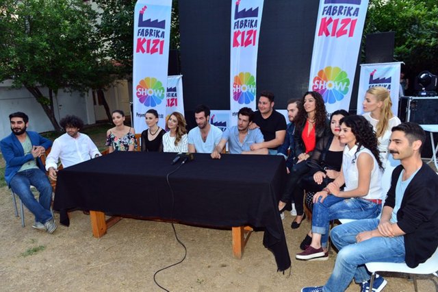 Dizi oyuncuları ilk bölümü birlikte izledi