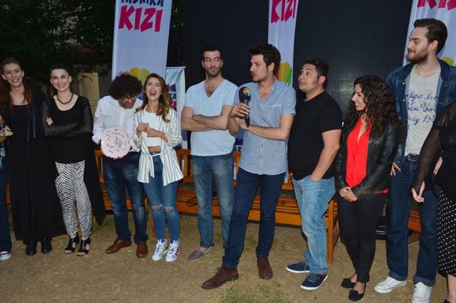 Dizi oyuncuları ilk bölümü birlikte izledi