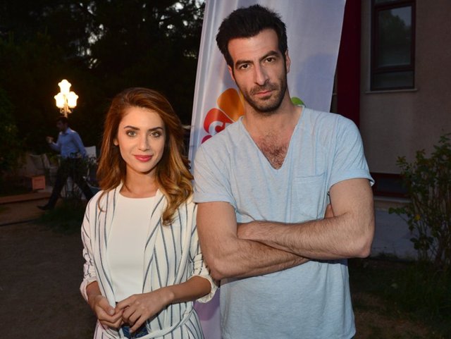 Dizi oyuncuları ilk bölümü birlikte izledi