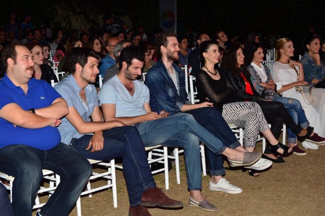 Dizi oyuncuları ilk bölümü birlikte izledi