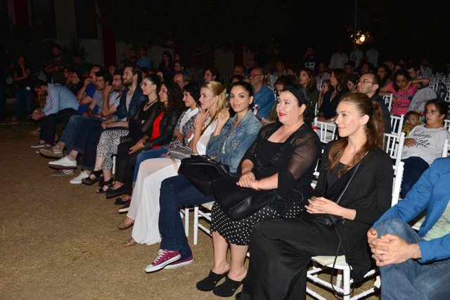 Dizi oyuncuları ilk bölümü birlikte izledi