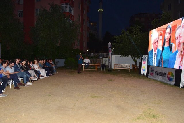 Dizi oyuncuları ilk bölümü birlikte izledi