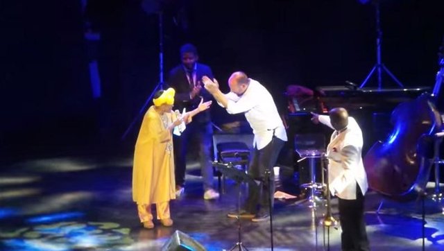 Efsane grup Buena Visto Social Club bir kez daha İstanbul Harbiye Cemil Topuzlu Açık Hava Sahnesi'ndeydi. Grubun veda turnesi kapsamında verdiği konser sırasında sahnede Halit Ergenç sürprizi de yaşandı.