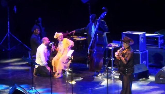 Şarkı bitiminde Portuondo'ya sarılan Ergenç bir süre sonra da "şakadan" yere düştü.