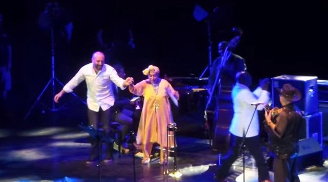 Ancak ünlü oyuncunun sürprizi bununla da bitmedi. Ergenç uzun süre sahneden inmeyip grubun şarkılarına Omara Portuondo ile birlikte yaptığı dansla eşlik etti.