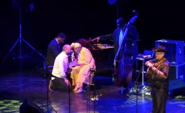 Halit Ergenç önce sahneye çıkıp Omara Portuondo ile birlikte Akdeniz Akşamları adlı şarkının bir kısmını seslendirdi.