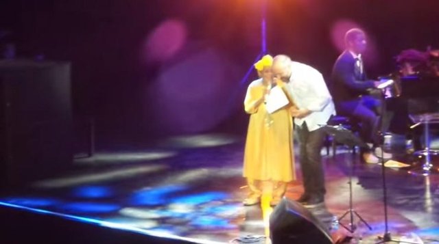 -  - Ünlü çift daha sonra da kulise gidip Portuondo ile birlikte fotoğraf çektirdi. Bergüzar Korel bu kareleri de "büyülünmek" notuyla Instagram sayfasında paylaştı.