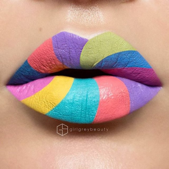 Instagram hesabında boyayarak sanat eseri haline getirdiği dudaklarının fotoğraflarını paylaşıyor. -
